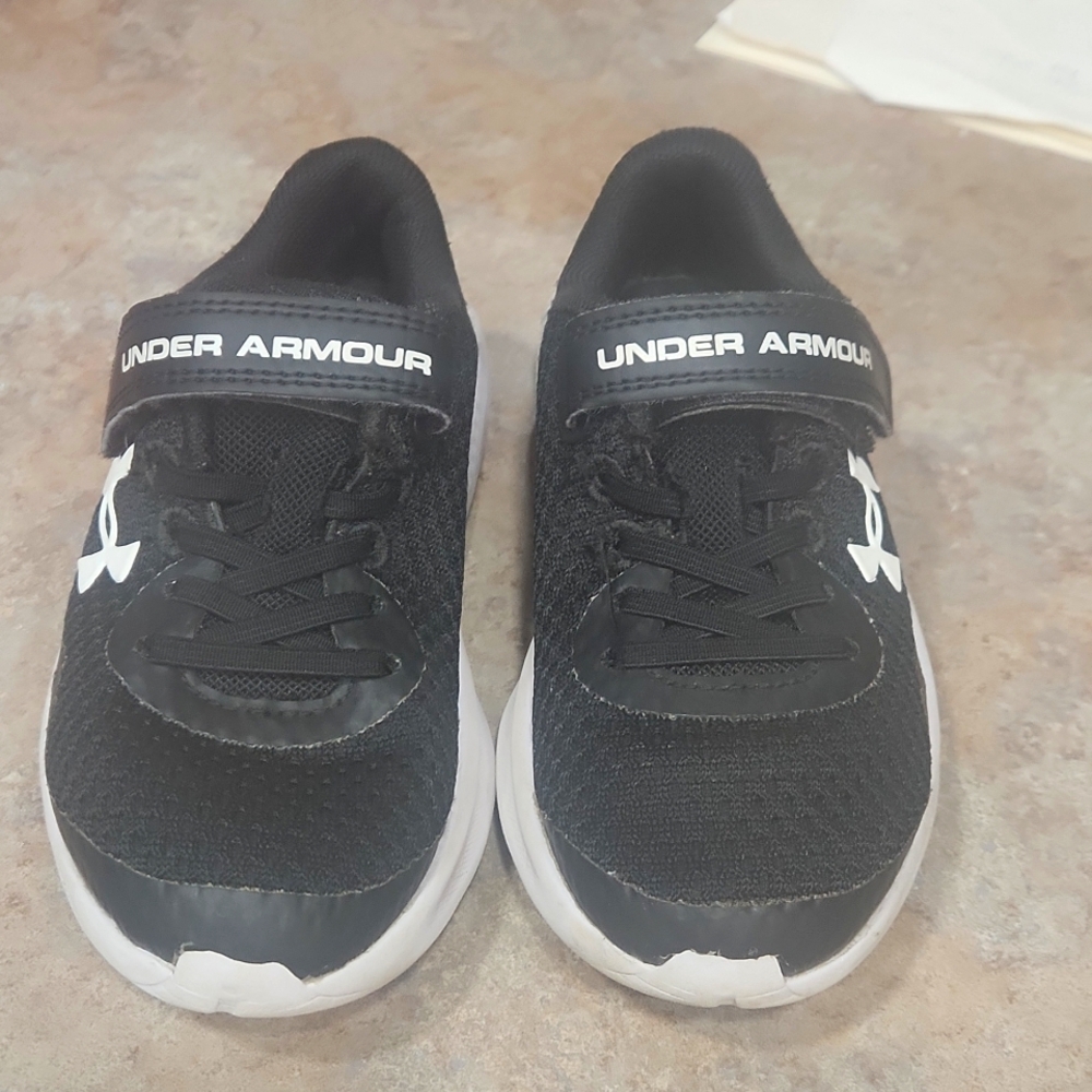 Girls/Boys Under Armour Sneakers. Black/White. Size 10.5